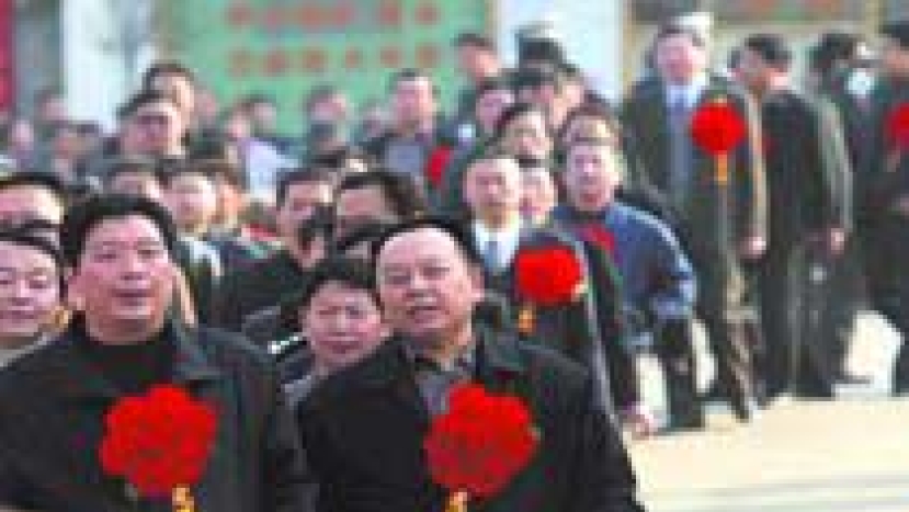 76名處級官員進駐愛滋病村