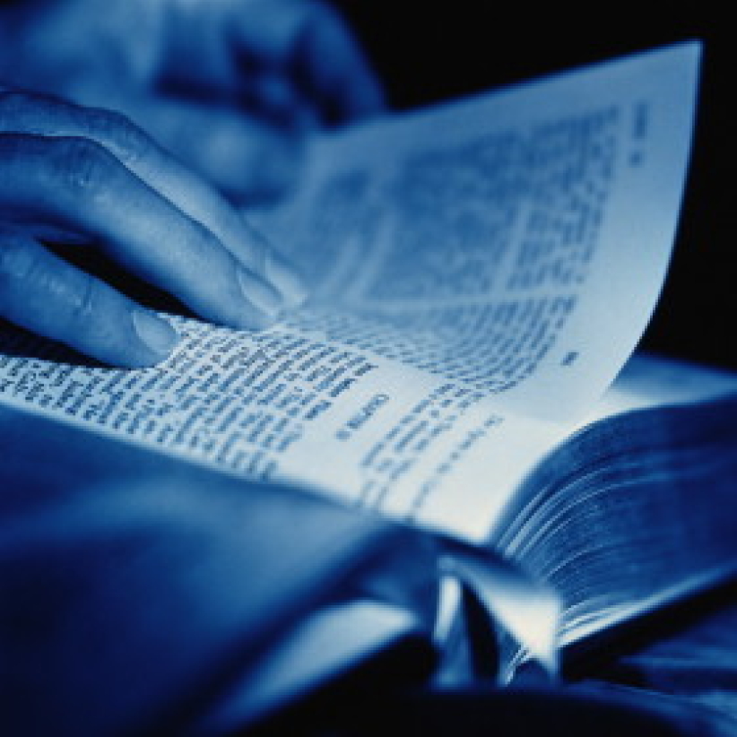 菲律宾政府日前新举措 向每位警察赠送一本圣经