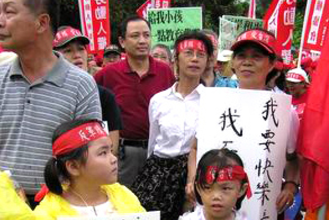 十萬民眾反軍購 祈禱愛與和平