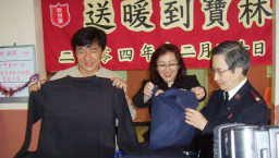 成龍送暖到「救世軍寳林長者之家」