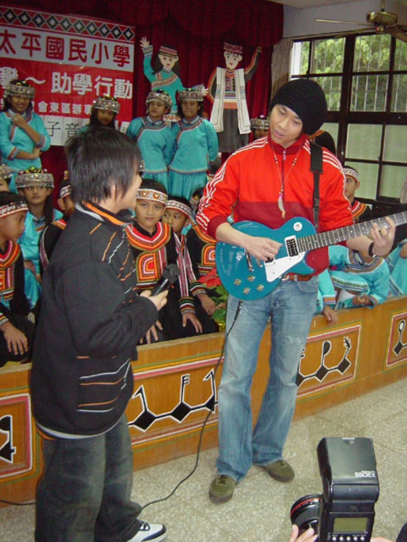 陶喆訪花蓮偏遠部落關懷貧童 分享「奇異恩典」