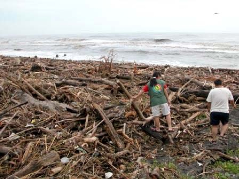 台湾救助协会与众教会 上山下水参与救灾