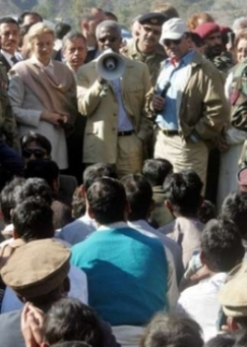 安南视察巴基斯坦地震灾区,鼓励灾民建立美好未来