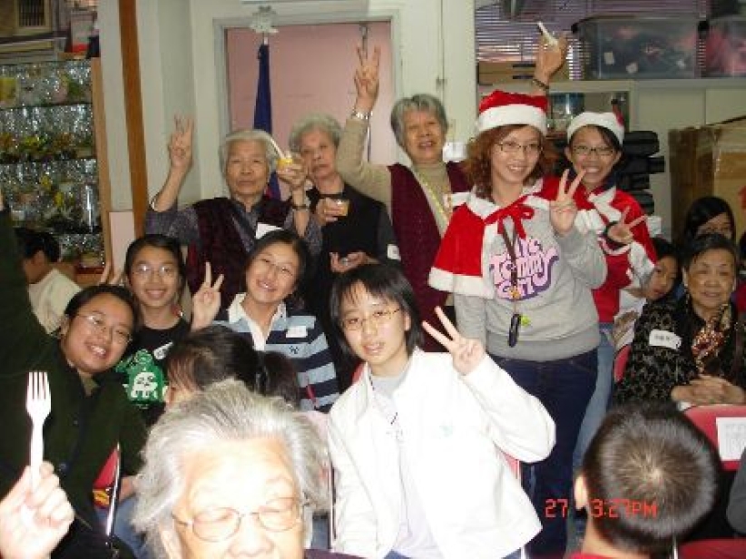 全为逗您开心 长幼共融庆圣诞