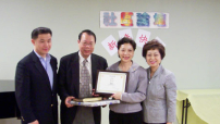 角聲慶賀紐約州首位華裔女眾議員誕生 祝賀勞伯祥牧師贈予《聖經》
