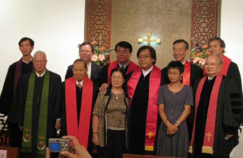 吉中鳴接受牧職 吉母喜極而泣