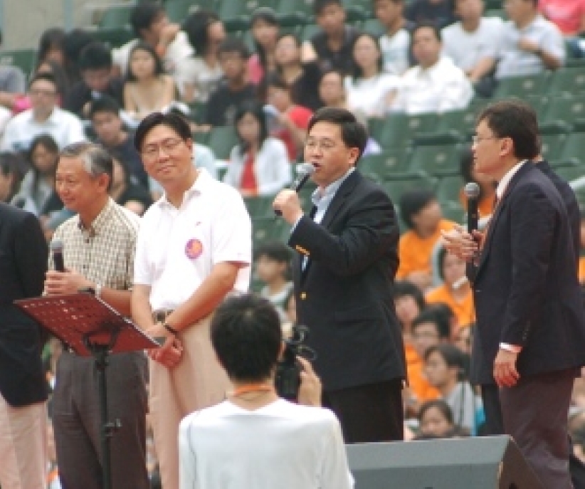 幸当年萧牧师邀请 林局长葛培理大会信主