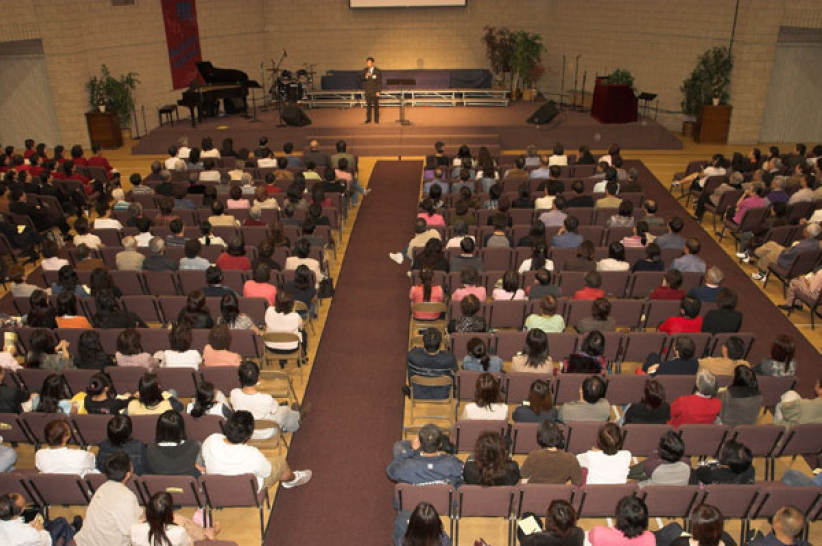 華人佈道傢張伯笠佈道會網路直播 萬人同步領受救恩