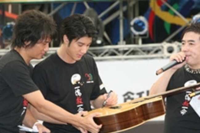 歌手王力宏赴寮國與十位受助童共度感恩節