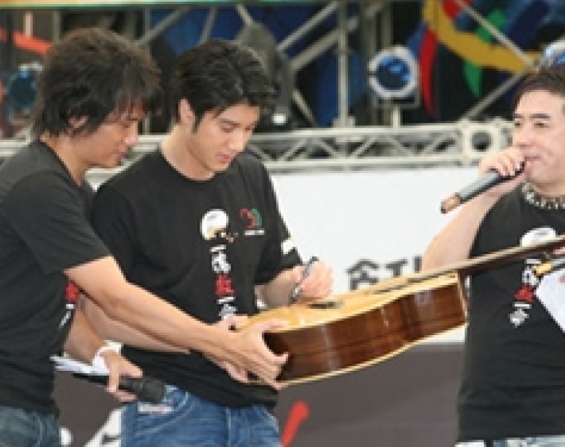 歌手王力宏赴寮國與十位受助童共度感恩節