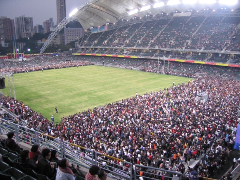 12万人同听福音信息 决志者海涌球场