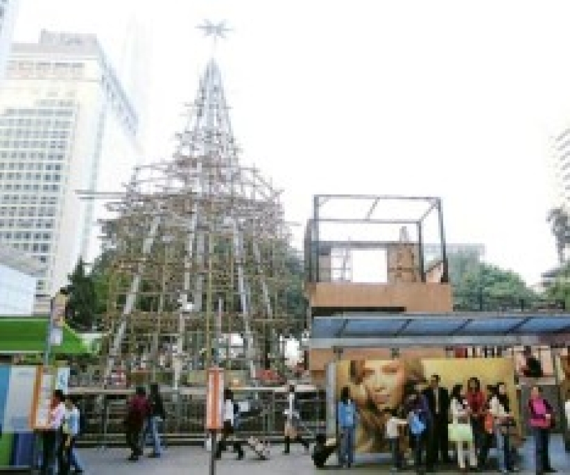 圣诞巨树再立中环 不为消费为佳音