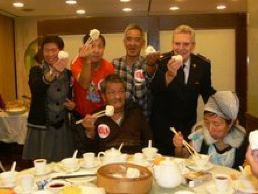 救世軍邀百名露宿者過來人上茶樓讓聖誕添溫暖