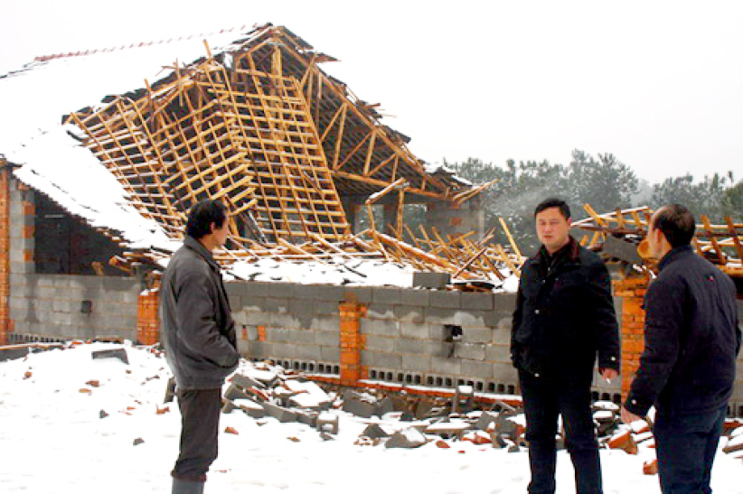 中國雪災扶貧隊伍除雪實況速遞