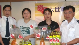 救世軍向貧困媽媽贈送禮品包致意