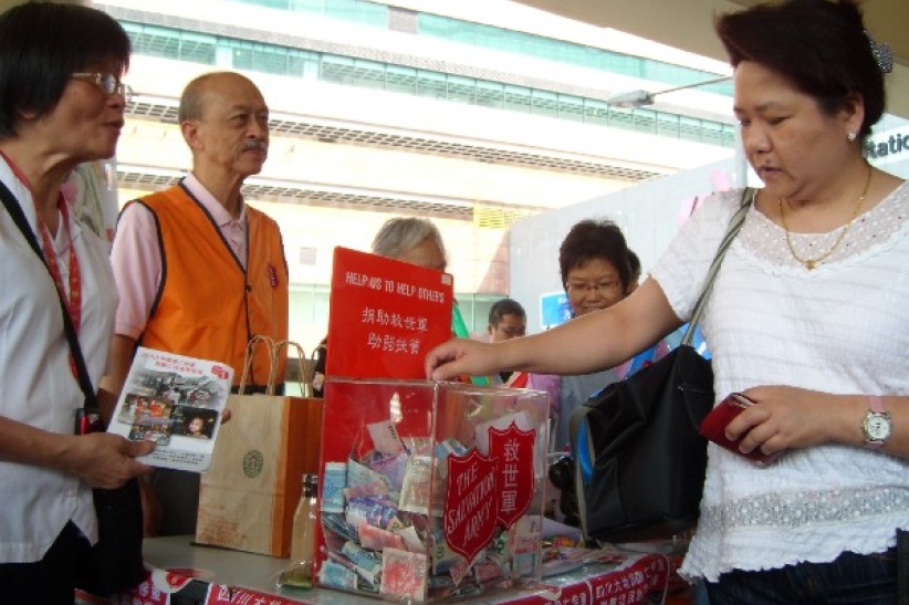 救世軍100義工身體力行進行街頭募捐 