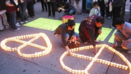 紐約華人教會亮起二千束燭光為遇難者祈福