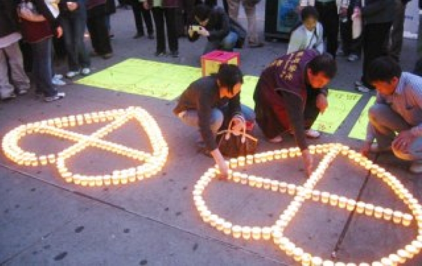 纽约华人教会亮起二千束烛光为遇难者祈福