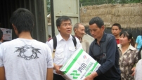 救世軍賑災人員慰問四川災民 救災物資陸續運抵