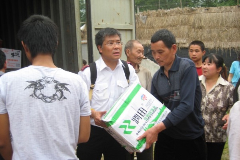 救世軍賑災人員慰問四川災民 救災物資陸續運抵
