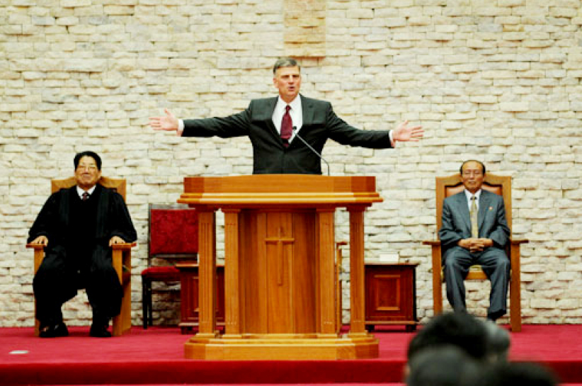 葛福臨牧師向北韓民眾宣講重生的福音