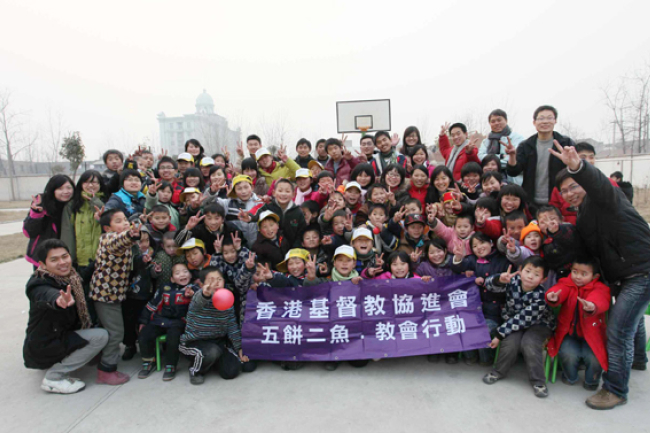 提前過春節 「薪火工程」受助學生與河南孤兒同歡樂