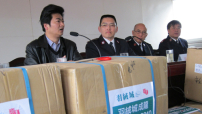 成龍聯同羽絨城向四川地震殘障人士送贈400件暖衣