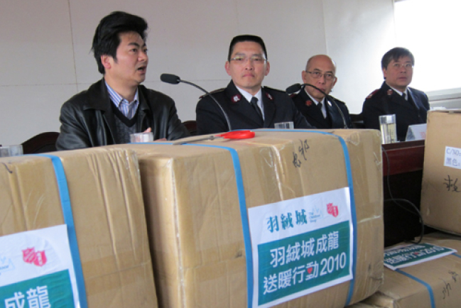 成龍聯同羽絨城向四川地震殘障人士送贈400件暖衣