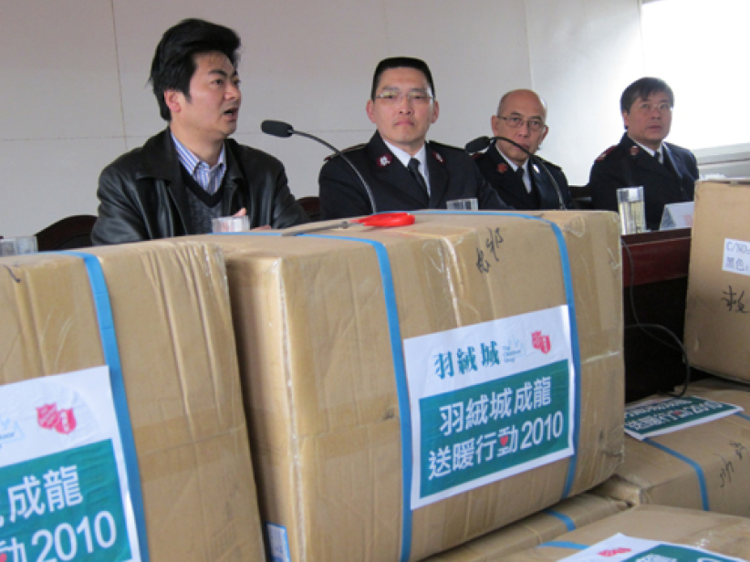成龙联同羽绒城向四川地震残障人士送赠400件暖衣