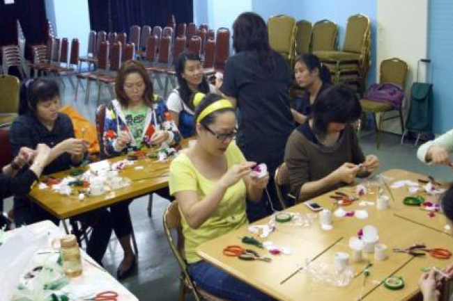 製作母親節絲網康乃馨 新移民婦女助人自助
