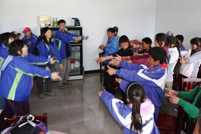 勵行會義工遠赴青海輔導災區學生 歌聲讓災童展笑臉