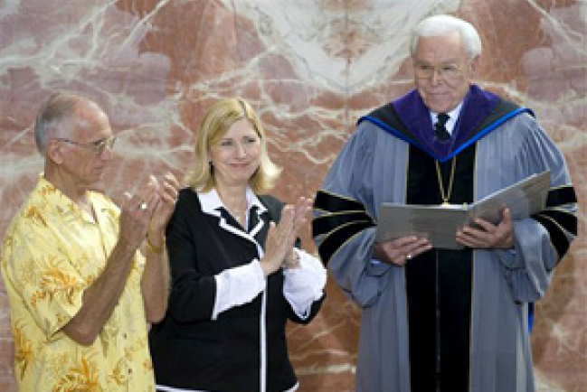 水晶大教堂蕭律柏牧師女兒:爸爸尚未退休