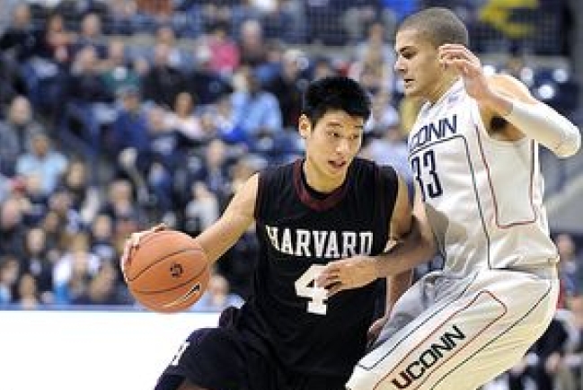 首位美籍華裔NBA球員林書豪「為上帝打球」