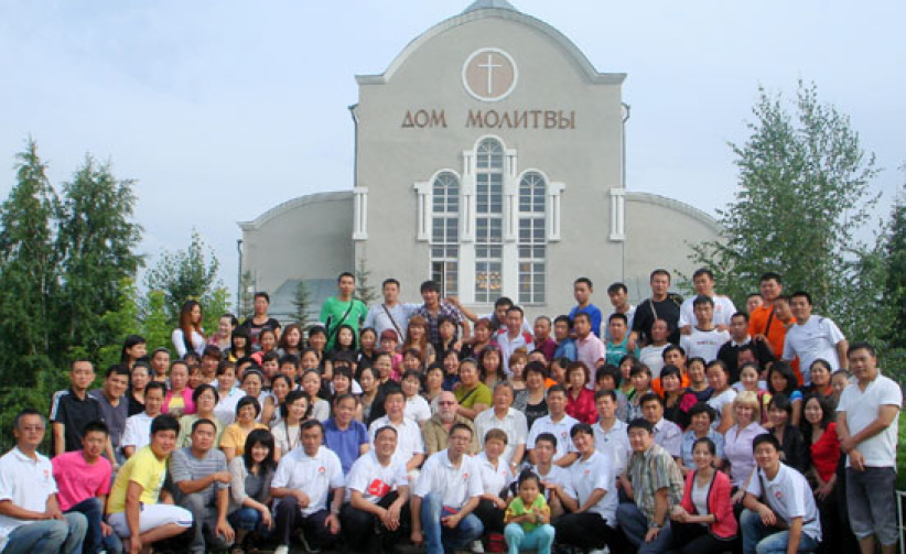 张伯笠牧师俄罗斯培灵布道 领160多人归主