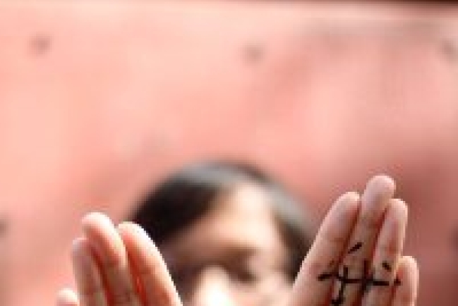 施達動員港信徒「人手一照」 提醒領袖不忘減貧承諾