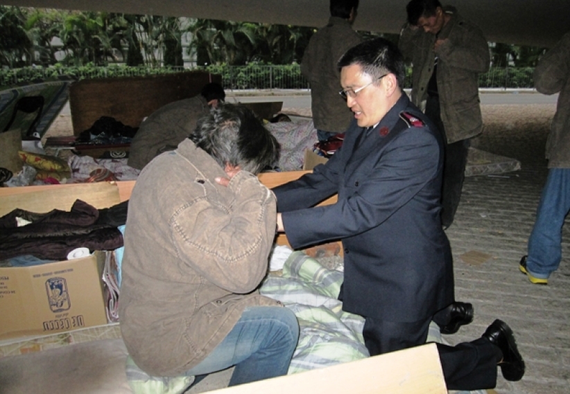 救世军派发御寒衣物予露宿者