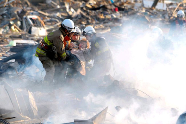 日本地震緊急救援 預計過萬人死亡‎