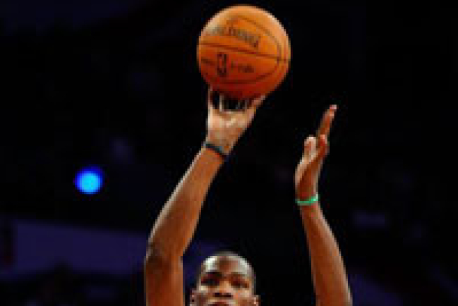 NBA球星杜蘭特聖經不離手 稱信仰是他後盾