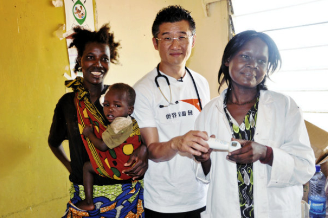 莫樹錦醫生首訪非洲　與助養囡囡會面　