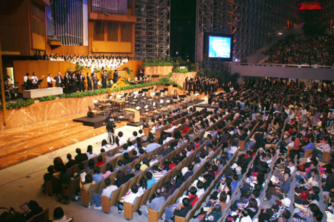 華人佈道家張伯笠水晶大教堂佈道  逾300人信主