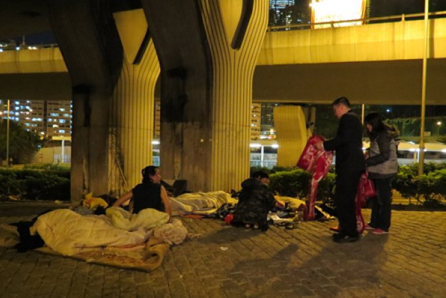 租金飆升上樓難 救世軍為露宿者添衣送暖