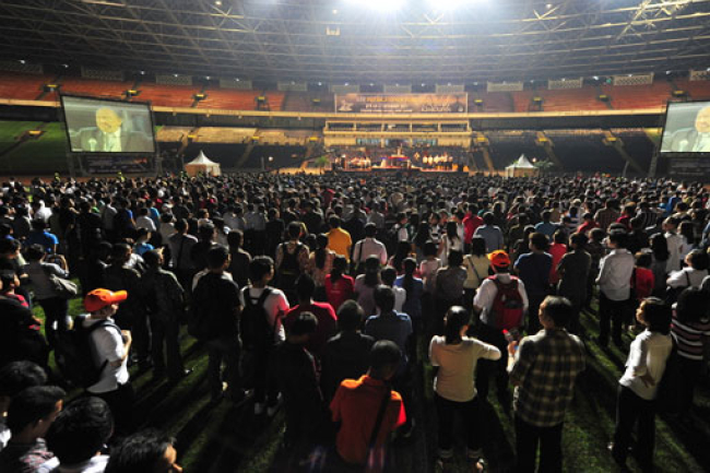 唐崇榮牧師印尼雅加達萬人佈道會多人決志