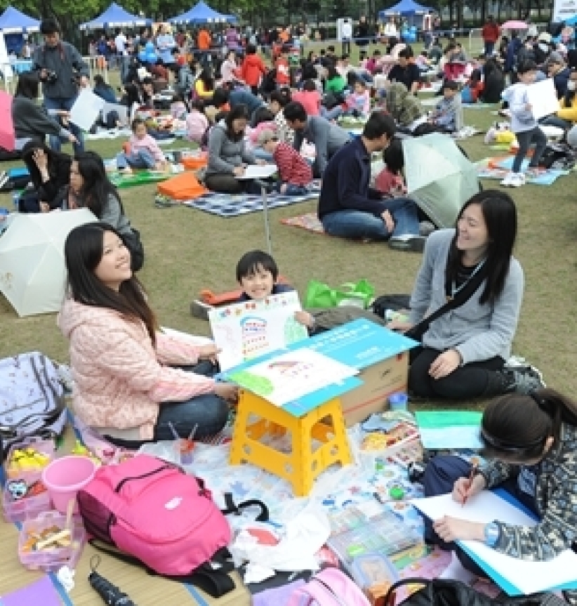 2000名小畫家維園善舉 籌50萬支持玉樹重建