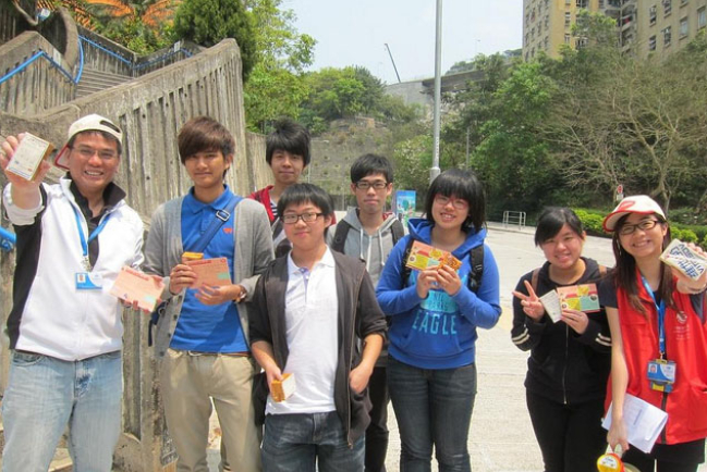 觀塘派「打氣維他奶」撐首屆中學文憑試考生