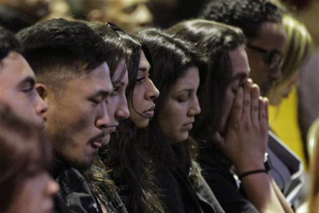 加州教會紀念校園槍擊案遇害者