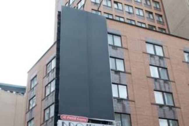 牧師投訴不雅 可口可樂撤走巨型半裸女廣告