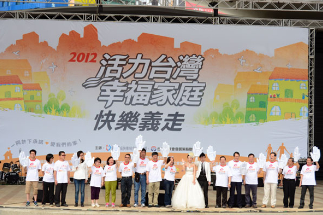 特寫：台中萬人「快樂義走」 牧者帶頭號召