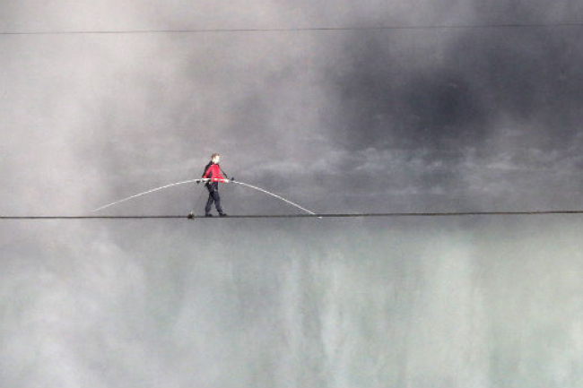 美名特技人華倫達創舉 踩鋼線跨越尼亞加拉大瀑布