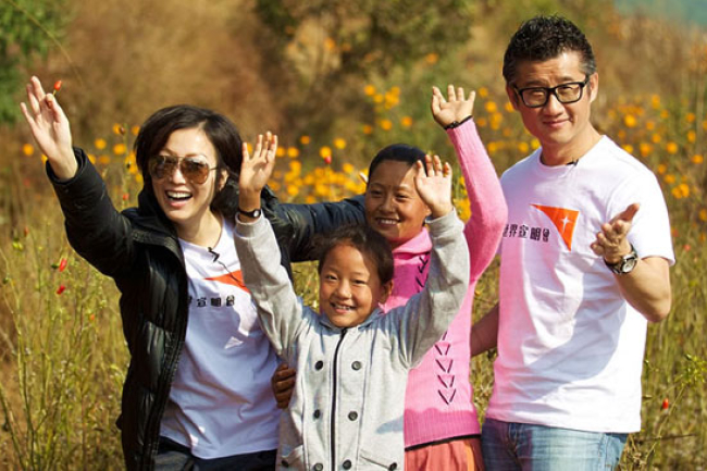 鄭秀文探訪尼泊爾貧童傳遞神的愛