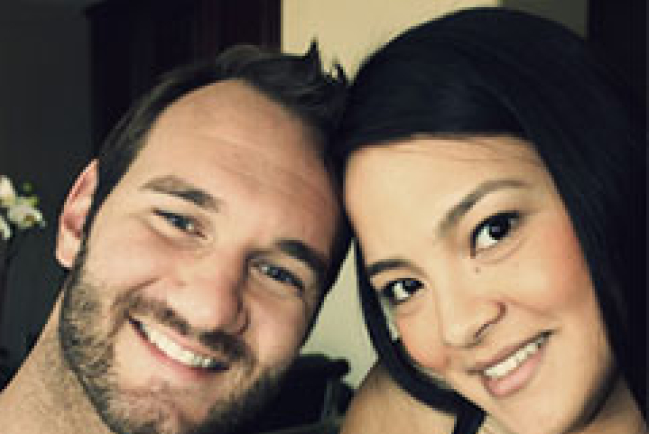 無肢勇士力克曬全家幅 籲以主愛對抗欺淩